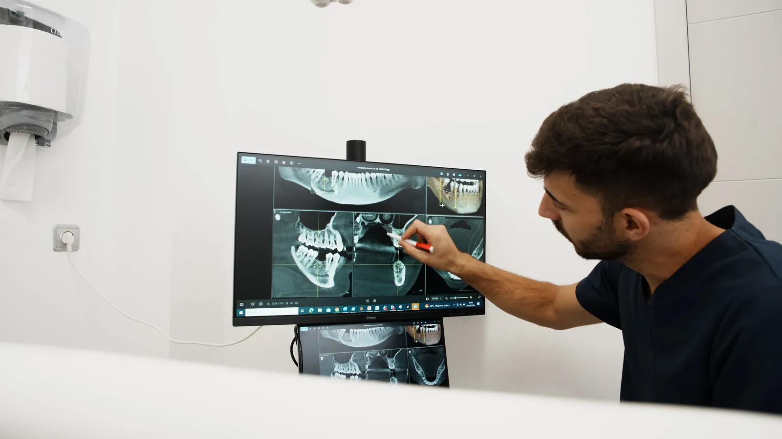 Revisión de TAC 3D con el paciente en Arcodental