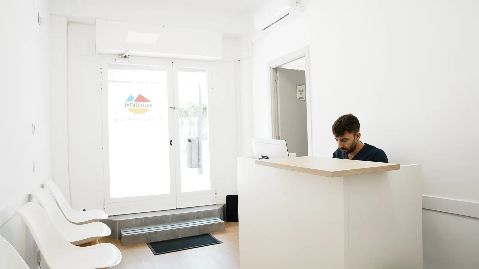 Recepción y entrada de Clínica Arcodental en Getafe